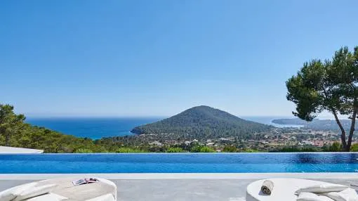 Spectacular Views And Privacy On Hilltop Villa for holidays rentals